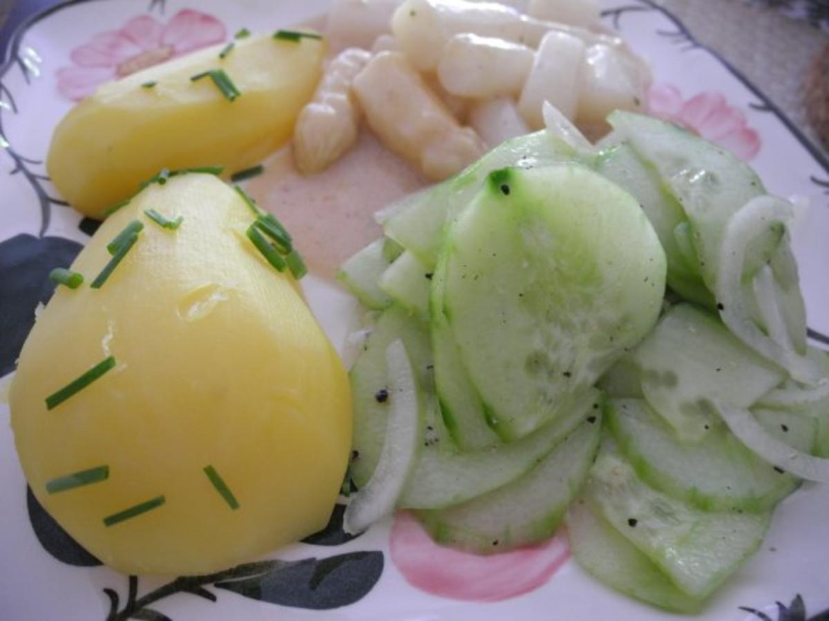 Spargel in Reis-Schlagcreme mit Schnittlauchkartoffeln und Gurkensalat - Rezept - Bild Nr. 4