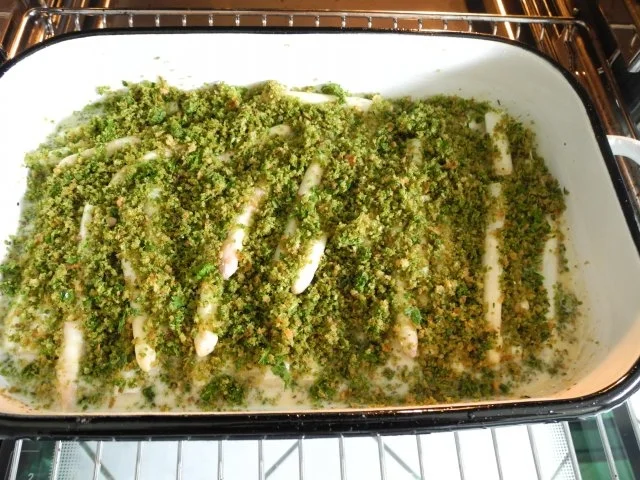 Aus dem Backofen : Spargel auf Reis-Schlagcreme mit Petersilien - Brot - Kruste überbacken - Rezept - Bild Nr. 14