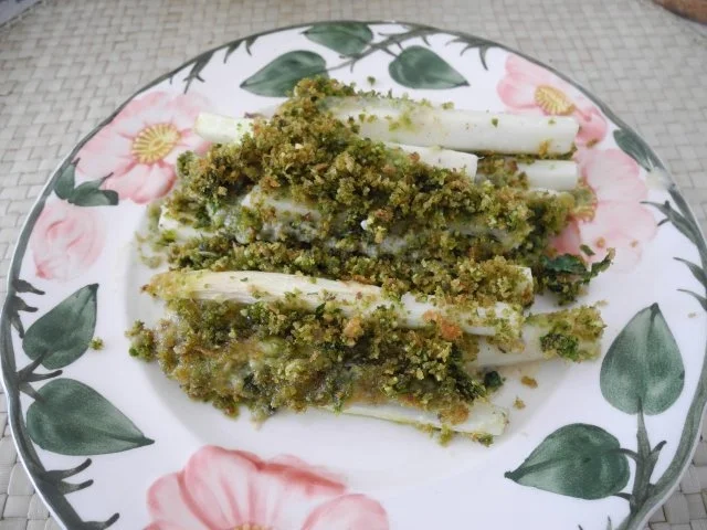 Aus dem Backofen : Spargel auf Reis-Schlagcreme mit Petersilien - Brot - Kruste überbacken - Rezept