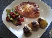 PutensteakEi mit Grillkartoffeln und Grillgemüse - Rezept