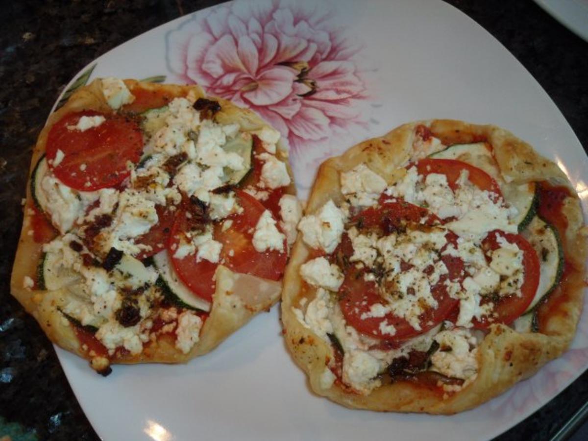 Bilder für Blätterteig-Zucchini-Feta-Gebäck; vegetarisch; auch als Vorspeise oder Snack geeignet - Rezept