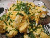 Abendbrot : Rührei mit Schnittlauch auf Brot dazu einen Salat - Rezept