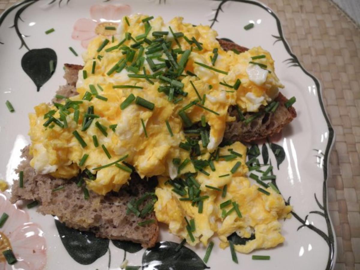 Abendbrot : Rührei mit Schnittlauch auf Brot dazu einen Salat - Rezept ...