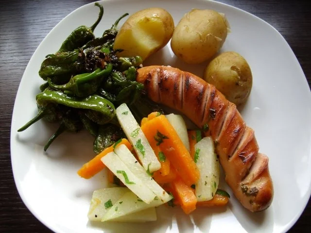 Allerlei Gemüse mit neuen Kartoffeln und gebratener Wurst - Rezept