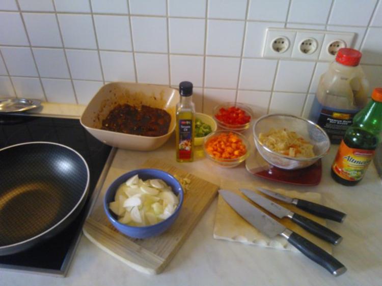 Hühnchen Chinesisch mit verschiedenen Gemüsen leicht scharf - schnell ...