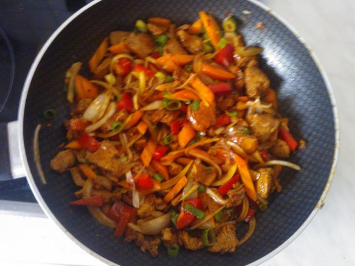 Hühnchen Chinesisch mit verschiedenen Gemüsen (leicht scharf) - Rezept - Bild Nr. 2