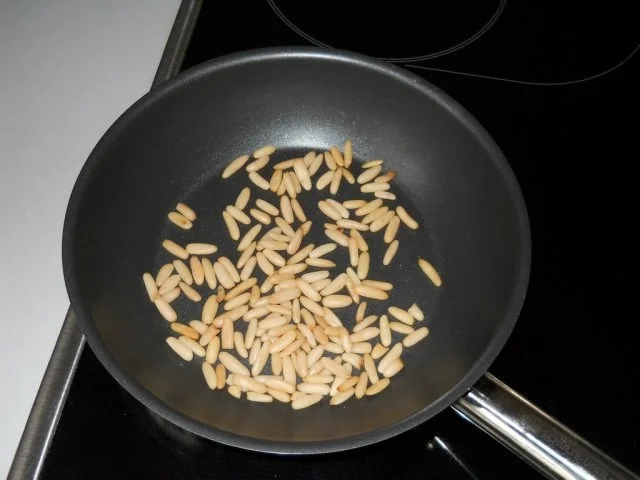 Rezept: Gegrillte Putenröllchen mit Basilikumpesto Bild Nr. 3 Gegrillte Putenröllchen mit Basilikumpesto - Rezept - Bild Nr. 3