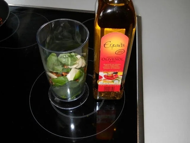 Rezept: Gegrillte Putenröllchen mit Basilikumpesto Bild Nr. 5 Gegrillte Putenröllchen mit Basilikumpesto - Rezept - Bild Nr. 5