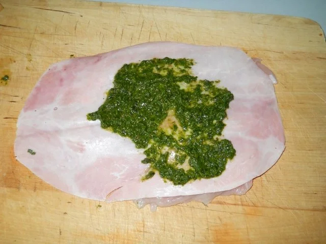 Rezept: Gegrillte Putenröllchen mit Basilikumpesto Bild Nr. 6 Gegrillte Putenröllchen mit Basilikumpesto - Rezept - Bild Nr. 6