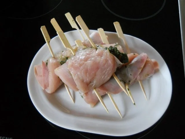 Rezept: Gegrillte Putenröllchen mit Basilikumpesto Bild Nr. 7 Gegrillte Putenröllchen mit Basilikumpesto - Rezept - Bild Nr. 7