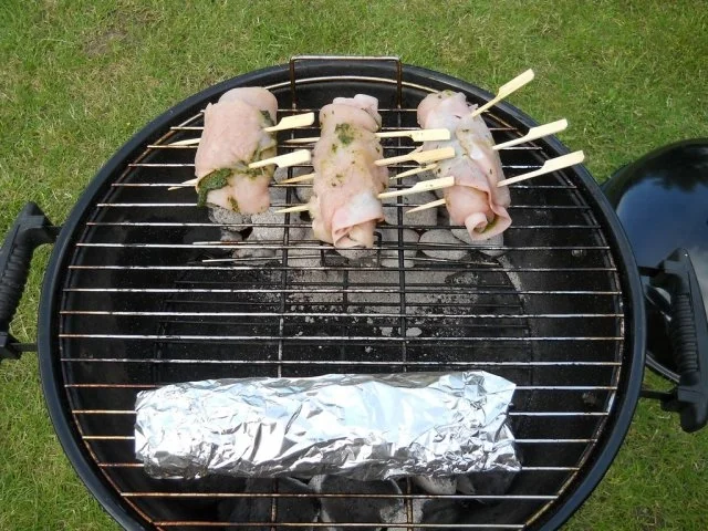 Rezept: Gegrillte Putenröllchen mit Basilikumpesto Bild Nr. 8 Gegrillte Putenröllchen mit Basilikumpesto - Rezept - Bild Nr. 8