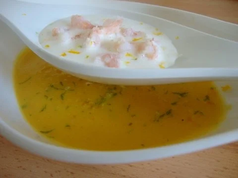 kalte Möhrensuppe mit lauwarmen Flusskrebssahneschaum - Rezept