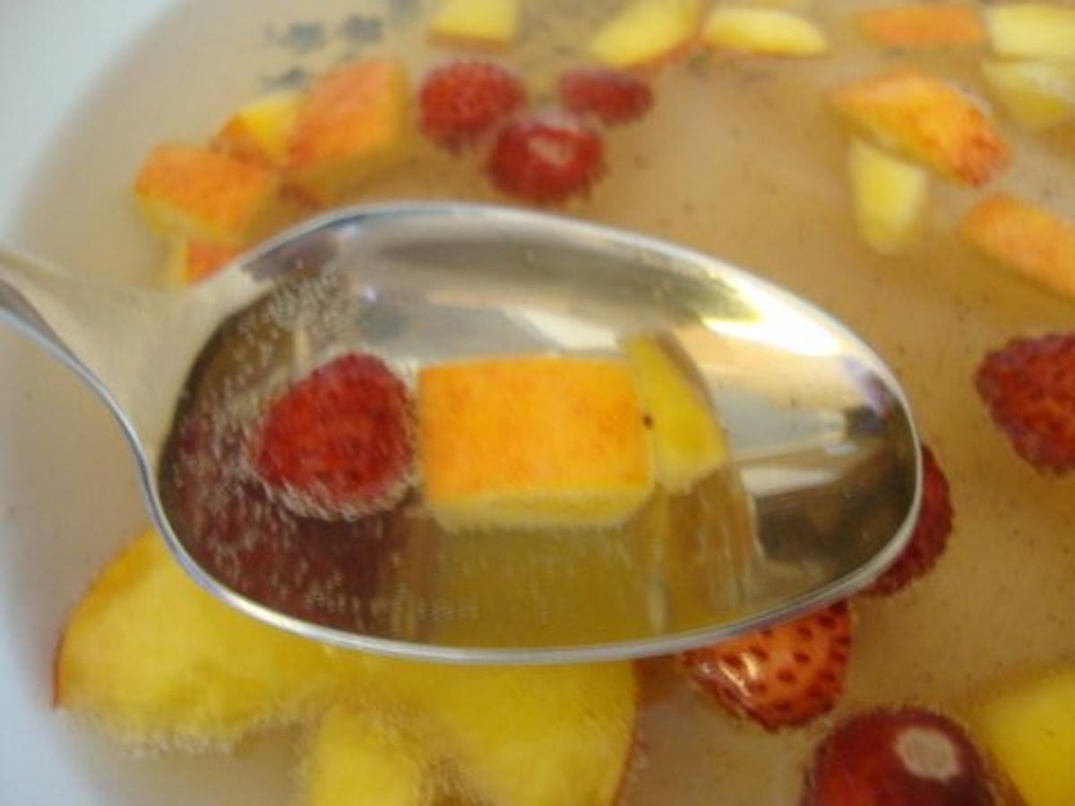 gekühlte Pfirsich-Sekt Suppe mit Walderdbeeren. - Rezept
