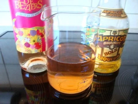 gekühlte Pfirsich-Sekt Suppe mit Walderdbeeren. - Rezept - Bild Nr. 2