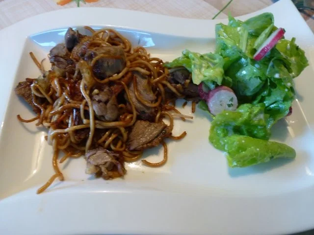 Entenbrust, Nudeln, Kräuter und Orangensauce gewokt - Rezept