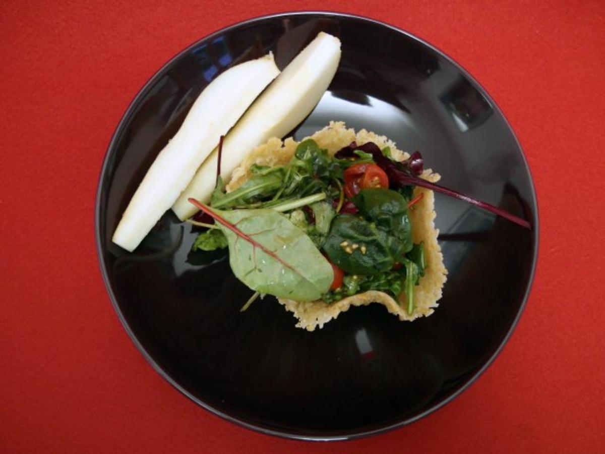 Mesclun-Salat in Parmigiano-Hippe - Rezept - kochbar.de