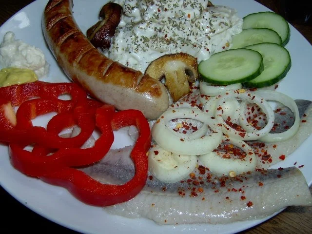 Rezept: "Brautschau" - Matjes mit Bratwurst und Kartoffelsalat "Brautschau" - Matjes mit Bratwurst und Kartoffelsalat - Rezept