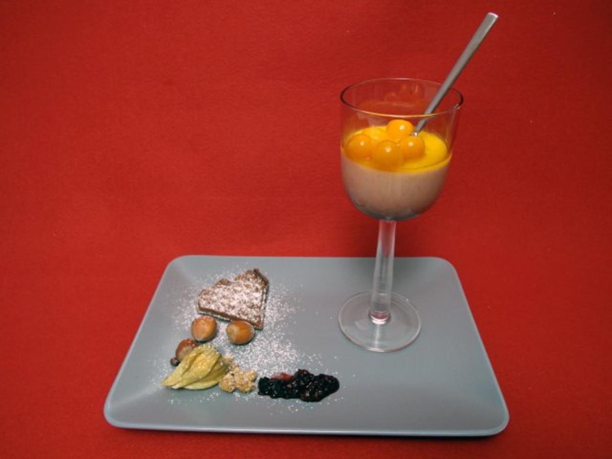 Bilder für Haselnuss-Panna cotta mit Andenbeeren (Physalis) - Rezept