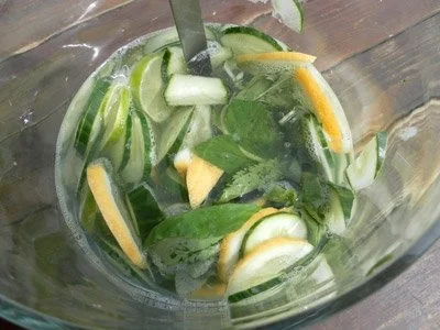 Rezept: Erdbeerbowle und Kinderpunsch Bild Nr. 3 Erdbeerbowle und Kinderpunsch - Rezept - Bild Nr. 3