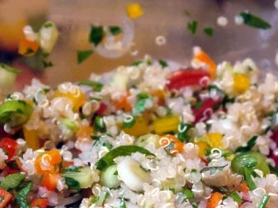 Kunterbunter Quinoasalat mit Orangen-Tomaten-Dressing - Rezept - Bild Nr. 9