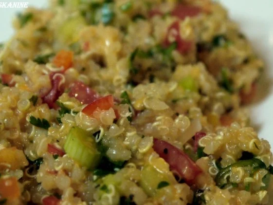 Kunterbunter Quinoasalat mit Orangen-Tomaten-Dressing - Rezept