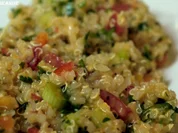 Kunterbunter Quinoasalat mit Orangen-Tomaten-Dressing - Rezept