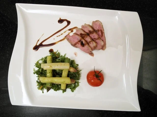 Rosa Ententranchen an Spargelturm auf Raukebett - Rezept