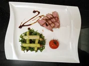 Rosa Ententranchen an Spargelturm auf Raukebett - Rezept