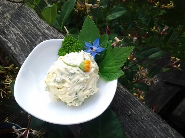 Kräuterbutter mit Wildkräutern - Rezept