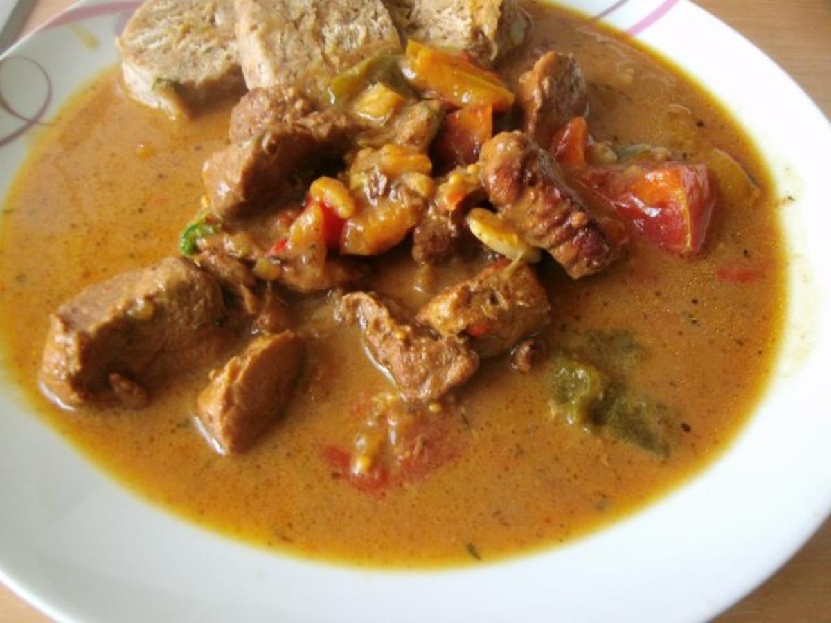 Paprikarahmgulasch mit Semmelknödel - Rezept mit Bild - kochbar.de