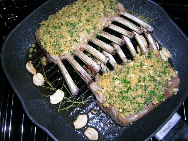 Lammkrone mit Kräuterkruste, Pfifferlingen und neuen Kartoffeln - Rezept - Bild Nr. 2