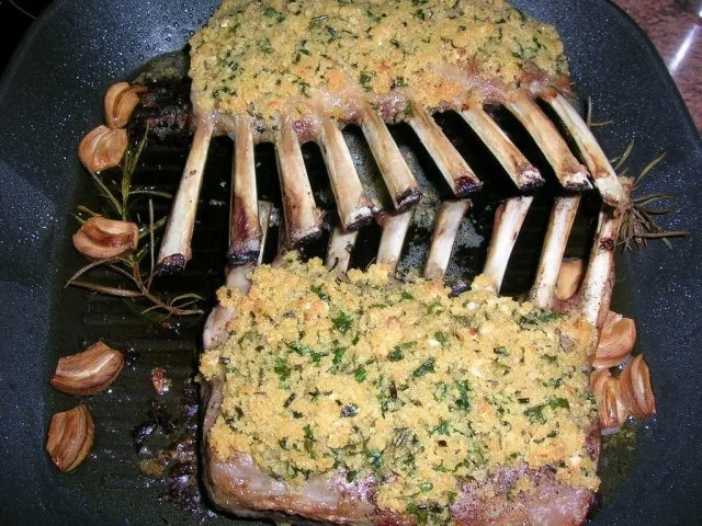 Lammkrone mit Kräuterkruste, Pfifferlingen und neuen Kartoffeln - Rezept - Bild Nr. 4