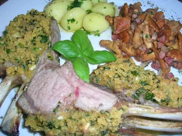 Lammkrone mit Kräuterkruste, Pfifferlingen und neuen Kartoffeln - Rezept - Bild Nr. 3