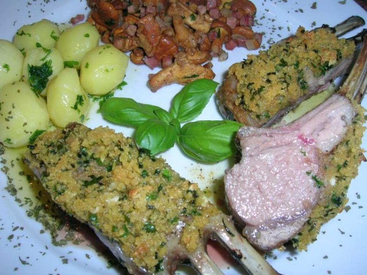 Lammkrone mit Kräuterkruste, Pfifferlingen und neuen Kartoffeln - Rezept - Bild Nr. 5