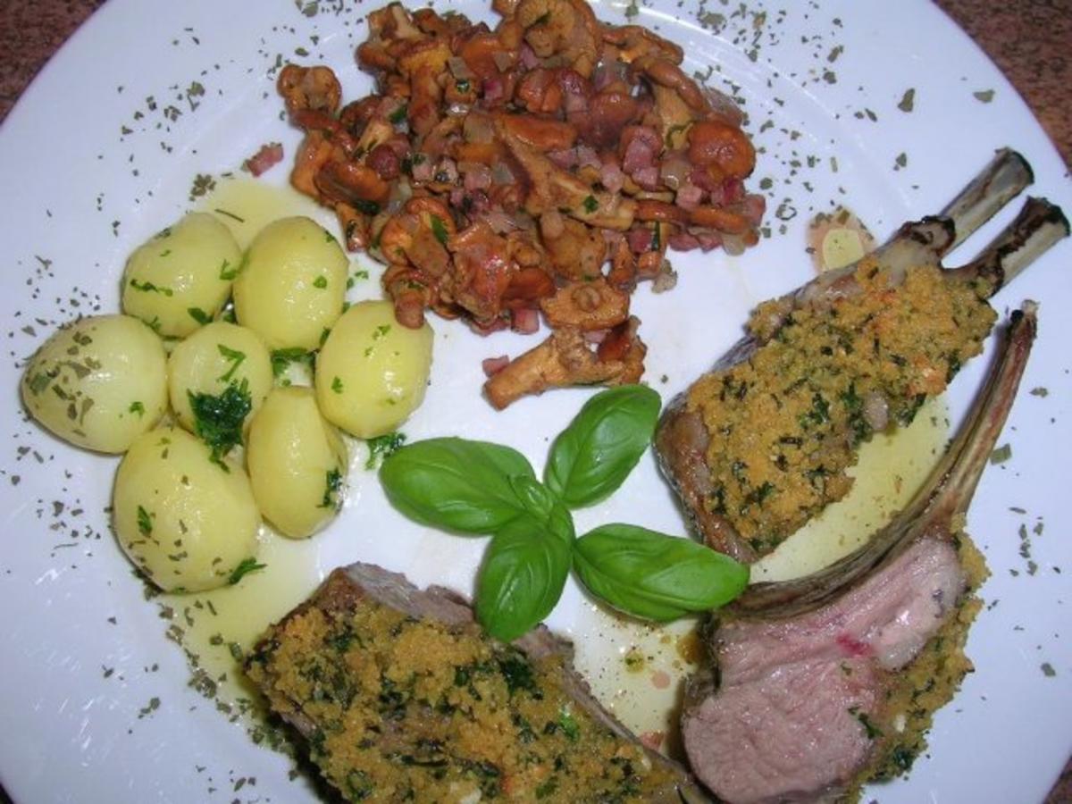 Lammkrone mit Kräuterkruste, Pfifferlingen und neuen Kartoffeln -
Rezept Durch rowiwo