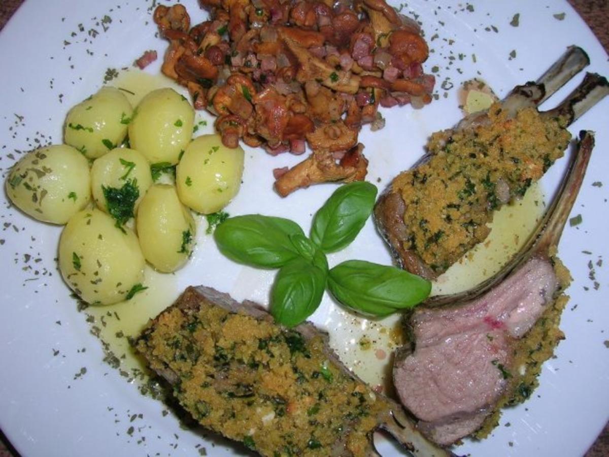Lammkrone mit Kräuterkruste, Pfifferlingen und neuen Kartoffeln - Rezept - Bild Nr. 8