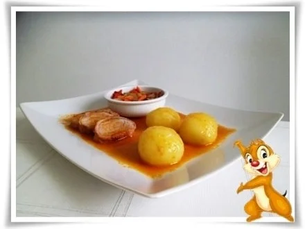 Schweinefilet im Speckmantel mit Kartoffelklößen und Puszta Salat - Rezept