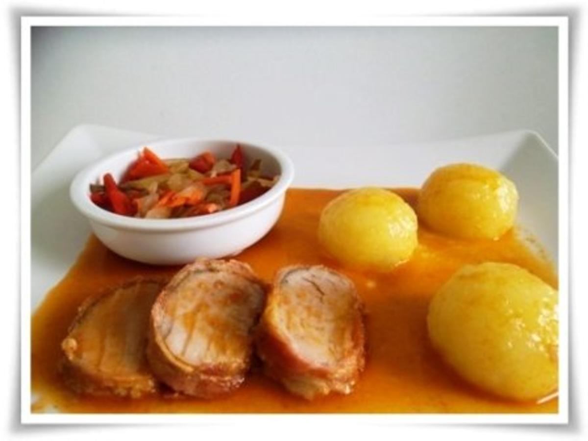 Schweinefilet im Speckmantel mit Kartoffelklößen und Puszta Salat - Rezept - Bild Nr. 2