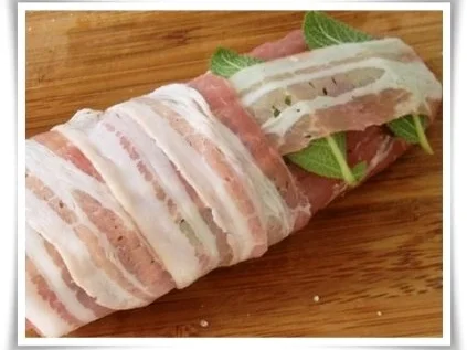 Schweinefilet im Speckmantel mit Kartoffelklößen und Puszta Salat - Rezept - Bild Nr. 5