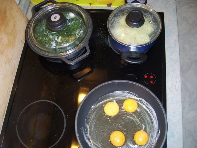 Rezept: Blattspinat Spiegelei Salzkartoffeln Bild Nr. 6 Blattspinat Spiegelei Salzkartoffeln - Rezept - Bild Nr. 6