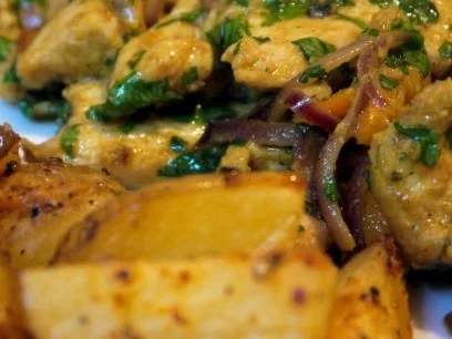 Hähnchen-Curry-Geschnetzeltes mit Knobi-Kartoffeln - Rezept