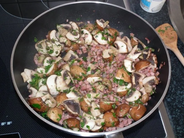 Rezept: Pfannkuchen mit Champignonfüllung Bild Nr. 2 Pfannkuchen mit Champignonfüllung - Rezept - Bild Nr. 2