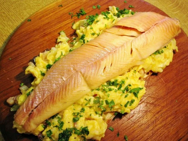 Forellenfilet auf lauwarmem Eierbett - Rezept