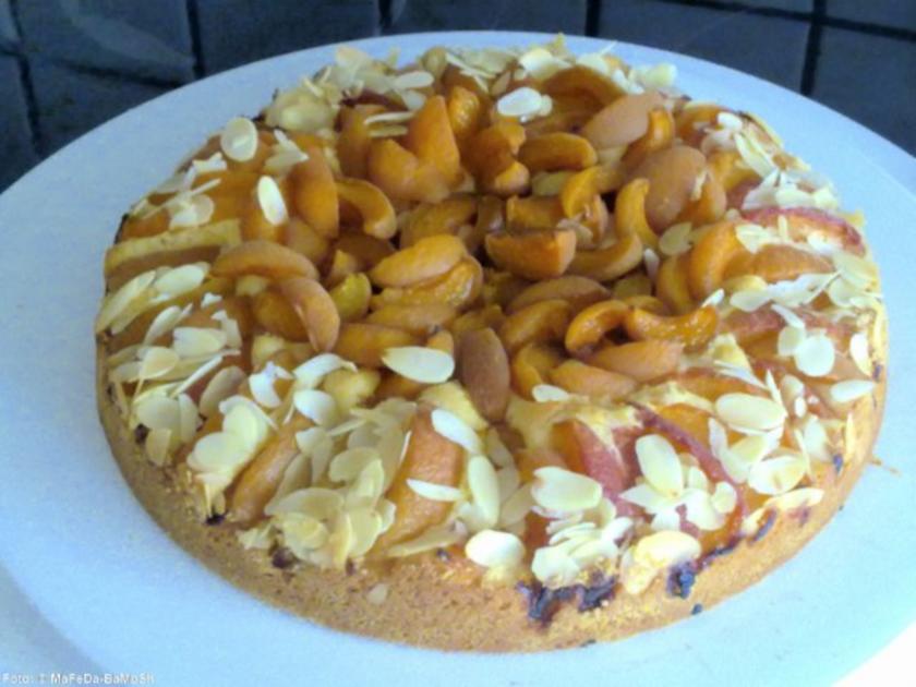 Aprikosen-Kuchen mit Mandelsplittern - Rezept - kochbar.de