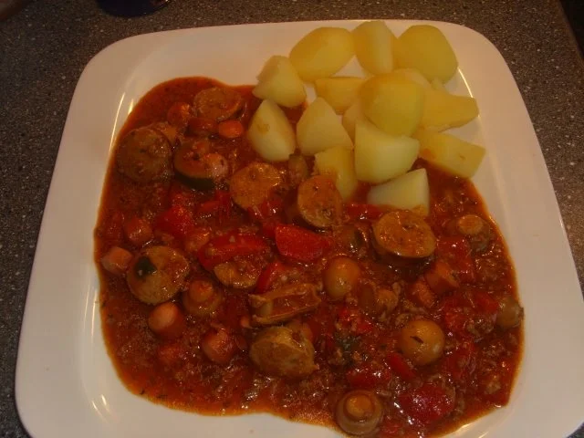 Rezept: Würstchen-Hack-Gulasch Würstchen-Hack-Gulasch - Rezept