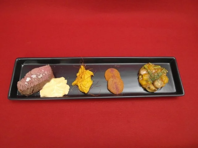 Rinderfilet gebacken in Heu und Ton, mit Sauce Choron, Süßkartoffel und Gemüsetörtchen - Rezept