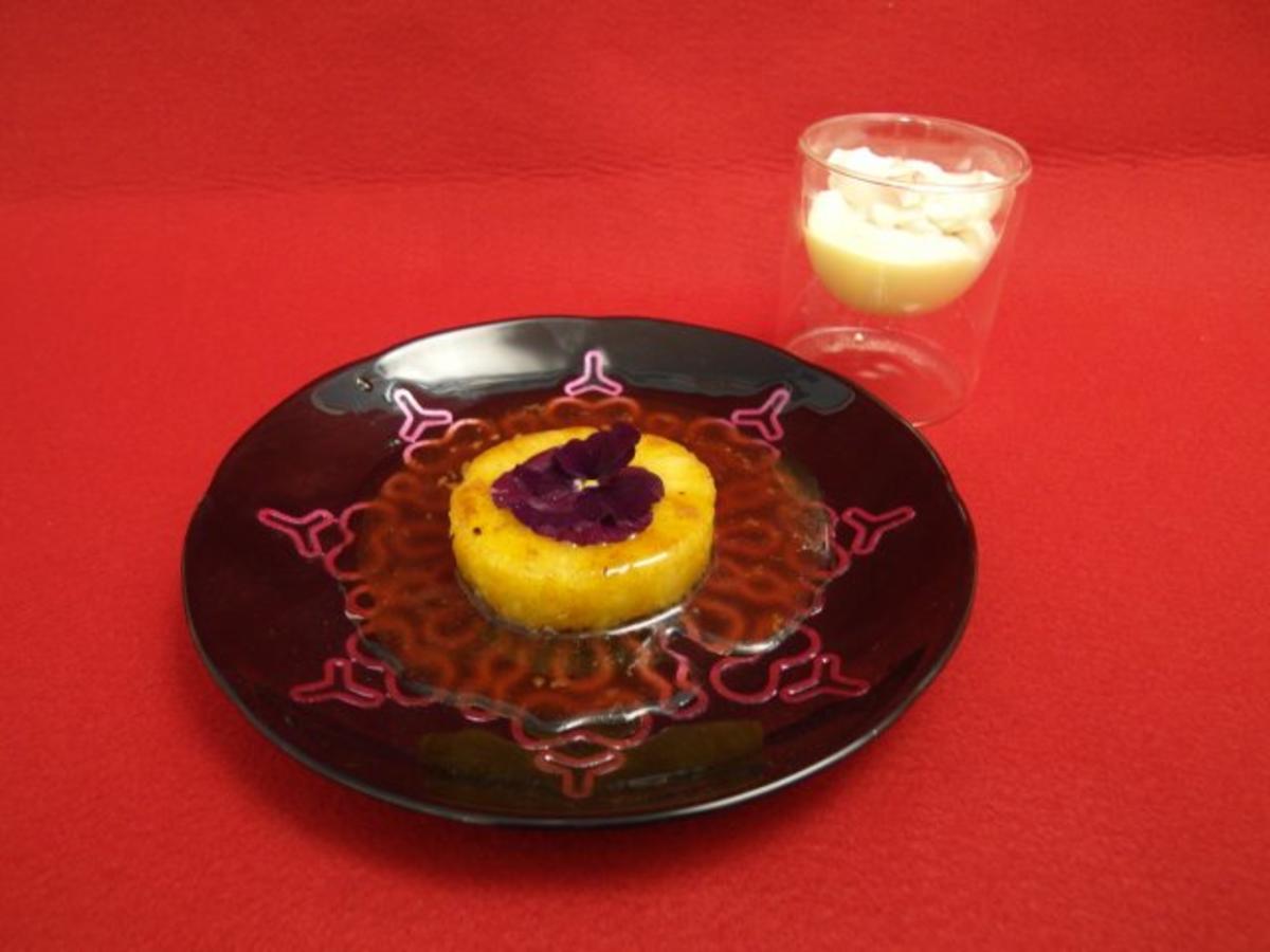 Bilder für Confierte Ananas in Butterkaramell mit Buchweizen-Panna cotta auf Orangenbuttereis - Rezept