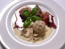 Rehmedaillons dazu Brezel- knödel auf Steinpilzcreme u. Rotweinbirnen - Rezept