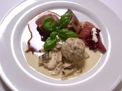 Rehmedaillons dazu Brezel- knödel auf Steinpilzcreme u. Rotweinbirnen - Rezept