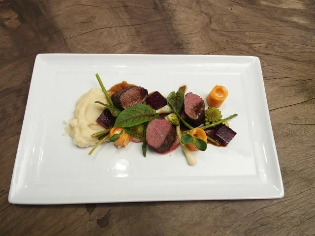 Gewürzter Rehrücken mit Kirsch-Essig-Jus - Rezept